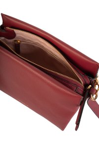 Bolso bandolera de cuero rojo con un acabado texturizado y herrajes en tono dorado. Cuenta con un compartimento principal con cremallera y bolsillos interiores.
