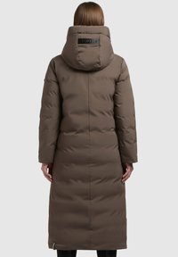 Brun pufferjakke med høj krave og hætte, knælang design, tekstureret stof og sidelommer. Har et sort logo-patch.