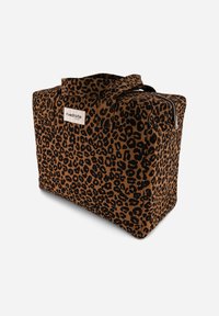 Sac fourre-tout en imprimé léopard fabriqué en tissu avec des poignées doubles et une fermeture zippée en haut. Comprend une étiquette avec "rive Droite Paris." Couleur : marron et noir.