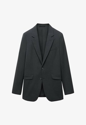 Blazer negro a medida con solapas de muesca, dos botones, tres bolsillos delanteros y mangas largas, exhibido sobre un fondo blanco.