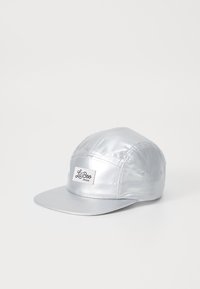 Cappellino argentato realizzato in materiale lucido con visiera piatta e logo a toppa cucito sul fronte. Presenta un design a sei pannelli con fori di ventilazione.