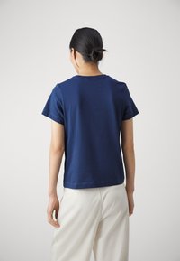 GANT SHIELD - Paprasti marškinėliai - dusty blue sea