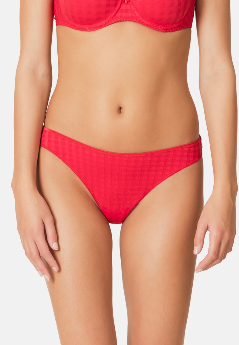 Roter Bikini-Unterteil aus strukturiertem Material, mit kariertem Muster, niedriger Schnitt und nahtlosen Kanten. Bietet minimale Abdeckung.