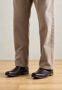 Sélectionné, dark brown