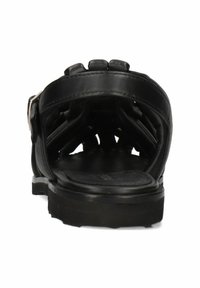 Schwarze Ledersandale mit geflochtenen Riemen, offenem Design, verstellbarem Schnallenverschluss und einer strukturierten Sohle für besseren Grip.