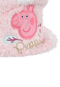 Roze fluffige muts met een gestikt Peppa Pig gezicht, bladdesign en "Peppa" geborduurd in het goud. Zachte textuur met een ronde vorm.