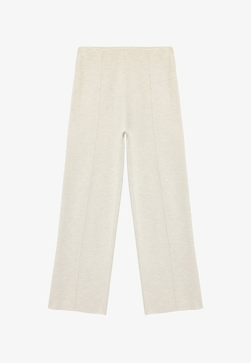 Pantalons larges gris clair avec une texture lisse, présentant des coutures latérales et une taille haute. Fabriqués dans un tissu doux et extensible.
