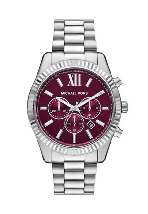 Zilverkleurig metalen Michael Kors polshorloge met een bordeaux wijzerplaat, drie subwijzers, datumvenster op 4 uur en Romeins cijfer XII op 12 uur.