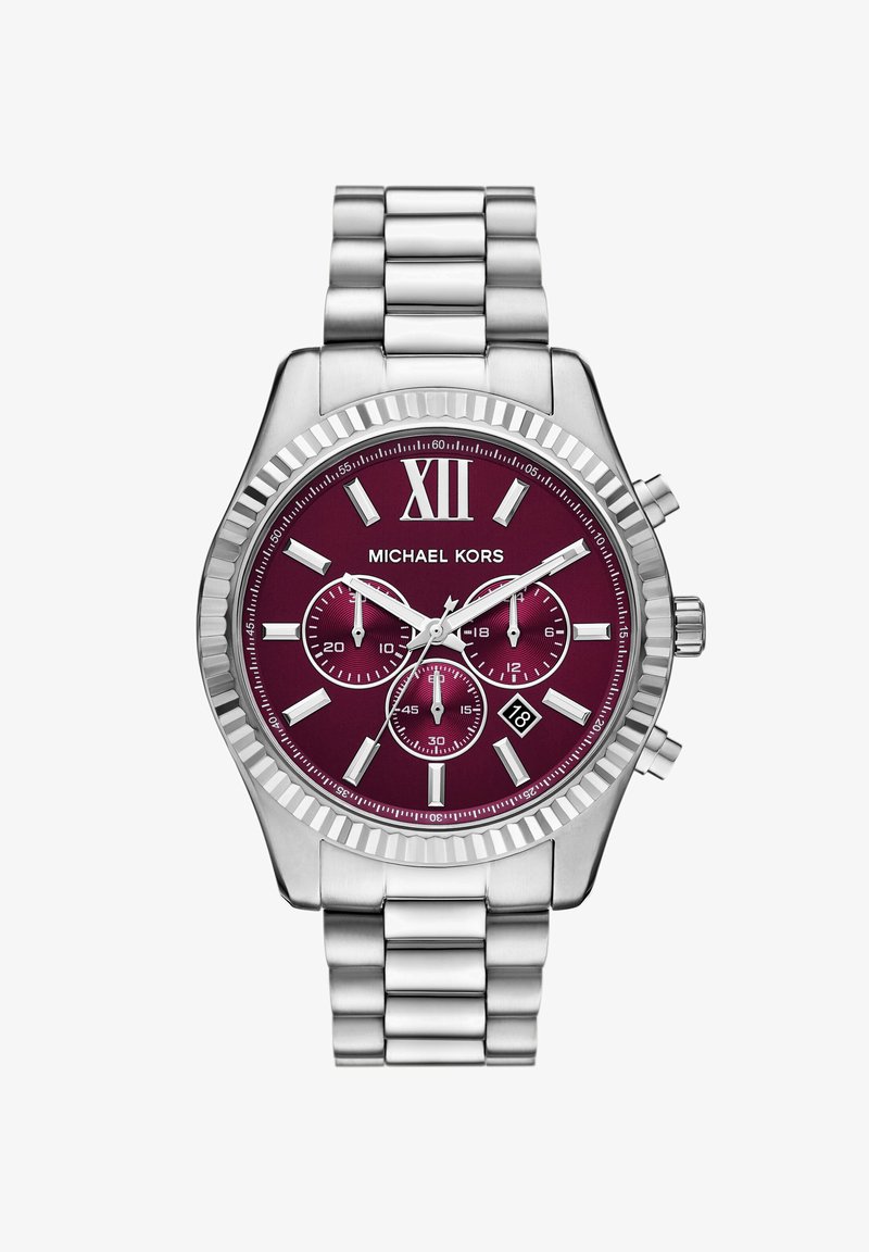 Montre-bracelet en métal argenté Michael Kors avec cadran bordeaux, trois sous-cadrans, guichet de date à 4 heures et chiffre romain XII à 12 heures.