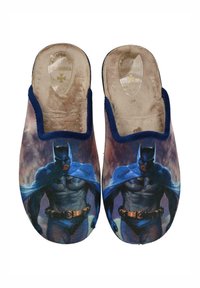 Zuecos temáticos de Batman con un gráfico colorido de una figura musculosa con capa azul. La tela exterior es suave, con un borde azul marino alrededor de la abertura.