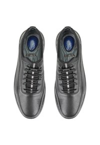 Zwarte leren schoenen met een gestructureerd oppervlak, met een grijze binnenkant, gestreepte veters en een geperst logo op de tong.