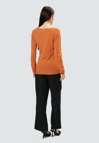 INFLUENCER V-NECK BASIC - Strickpullover - apricot