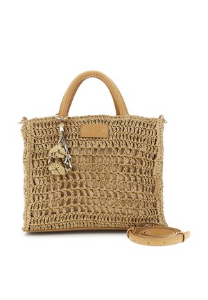 Sac à main tressé de couleur fauve avec une texture en tresse, une poignée supérieure arrondie, des pampilles décoratives et une bandoulière amovible enroulée à côté.