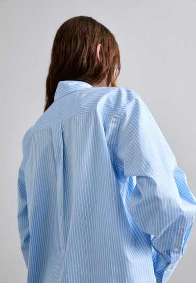 Victoria Beckham CROPPED LONG SLEEVE - Button-down blouse - marina/white