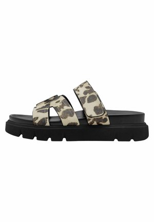 Las sandalias tipo slide con estampado de leopardo cuentan con dos correas anchas, una suela de goma negra texturizada y una plantilla negra elegante. Diseño robusto con detalles minimalistas.