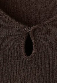 Bruine gebreide trui met een ronde hals, een sleutelgatopening en een enkele knoopsluiting, textuurrijk stof met een zachte uitstraling.