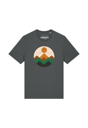 Dunkelgraues T-Shirt mit kurzen Ärmeln und einem runden Motiv von geschichteten Bergen in Grün, Braun und Schwarz unter einer orangen Sonne.