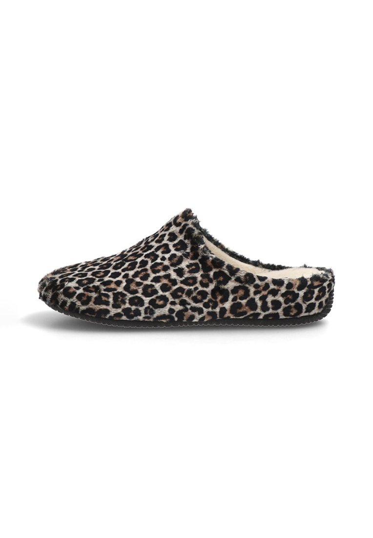 Zapatilla de casa con estampado de leopardo, exterior de tela suave, forro interior suave y punta redondeada. Suela plana con agarre texturizado.