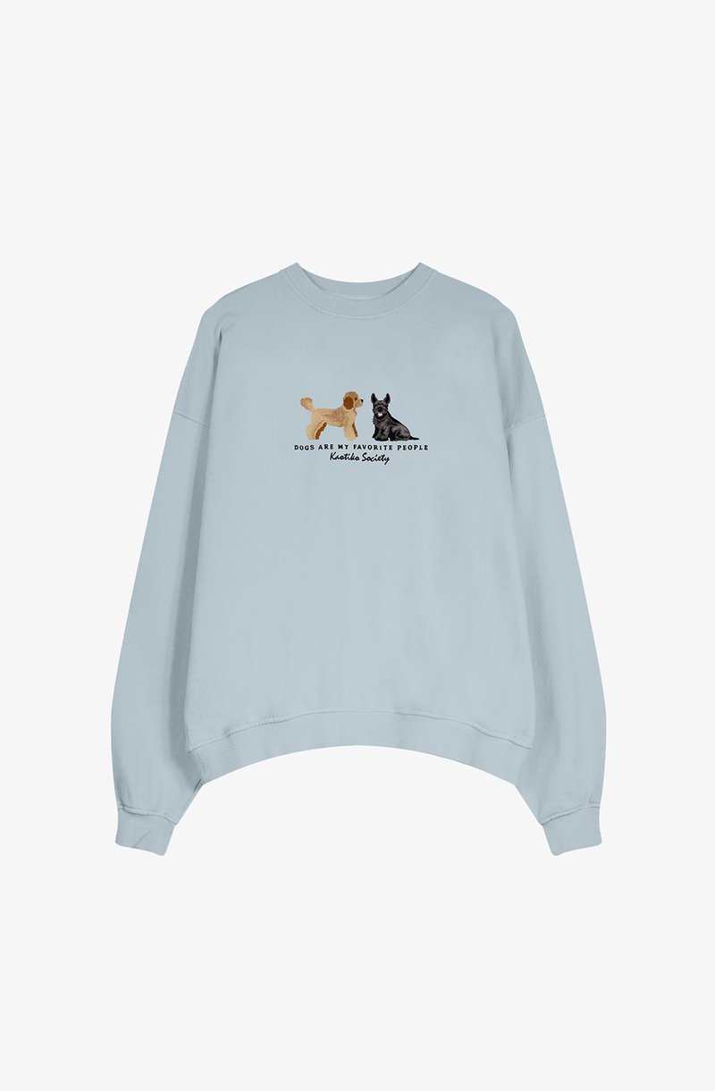 Svetlomodrá mikina s kratším strihom. Zdobí ju dvaja ilustrovaní psi a text "Psy sú moji obľúbení ľudia" v čiernej farbe.