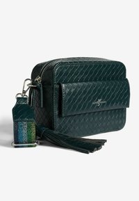 Borsa in pelle intrecciata verde scuro con pattina frontale, hardware argento e tracolla staccabile multicolore con dettaglio a nappina.