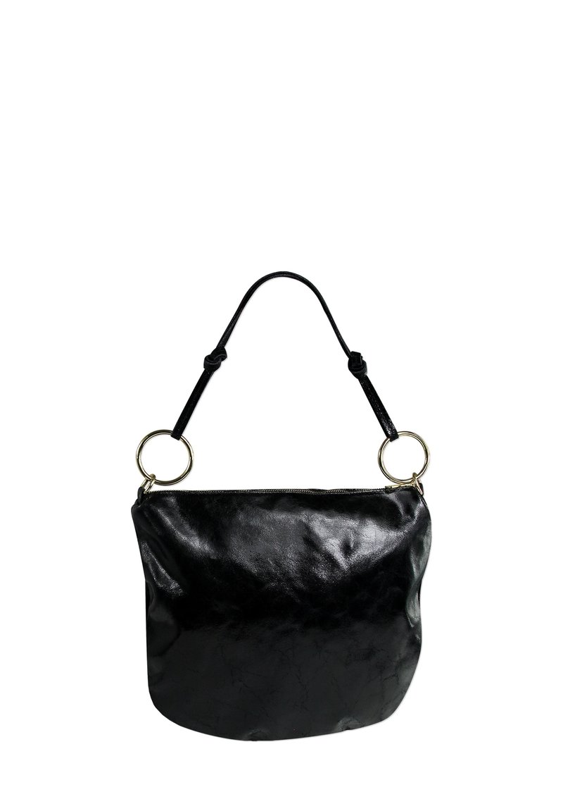 Sac à main en cuir noir avec une texture lisse, de forme arrondie et une fermeture éclair. Comprend deux anneaux métalliques sur la sangle.