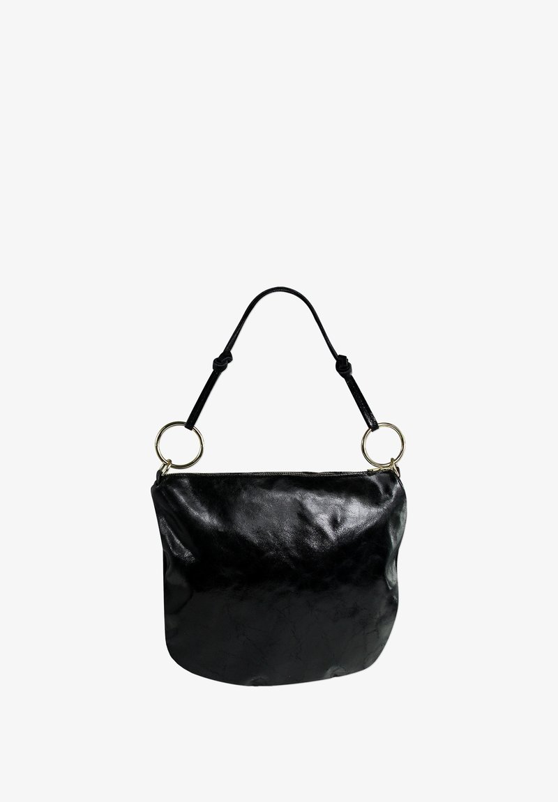 Zwarte leren handtas met een gladde textuur, ronde vorm en een ritssluiting. Bevat twee metalen ringen aan de band.