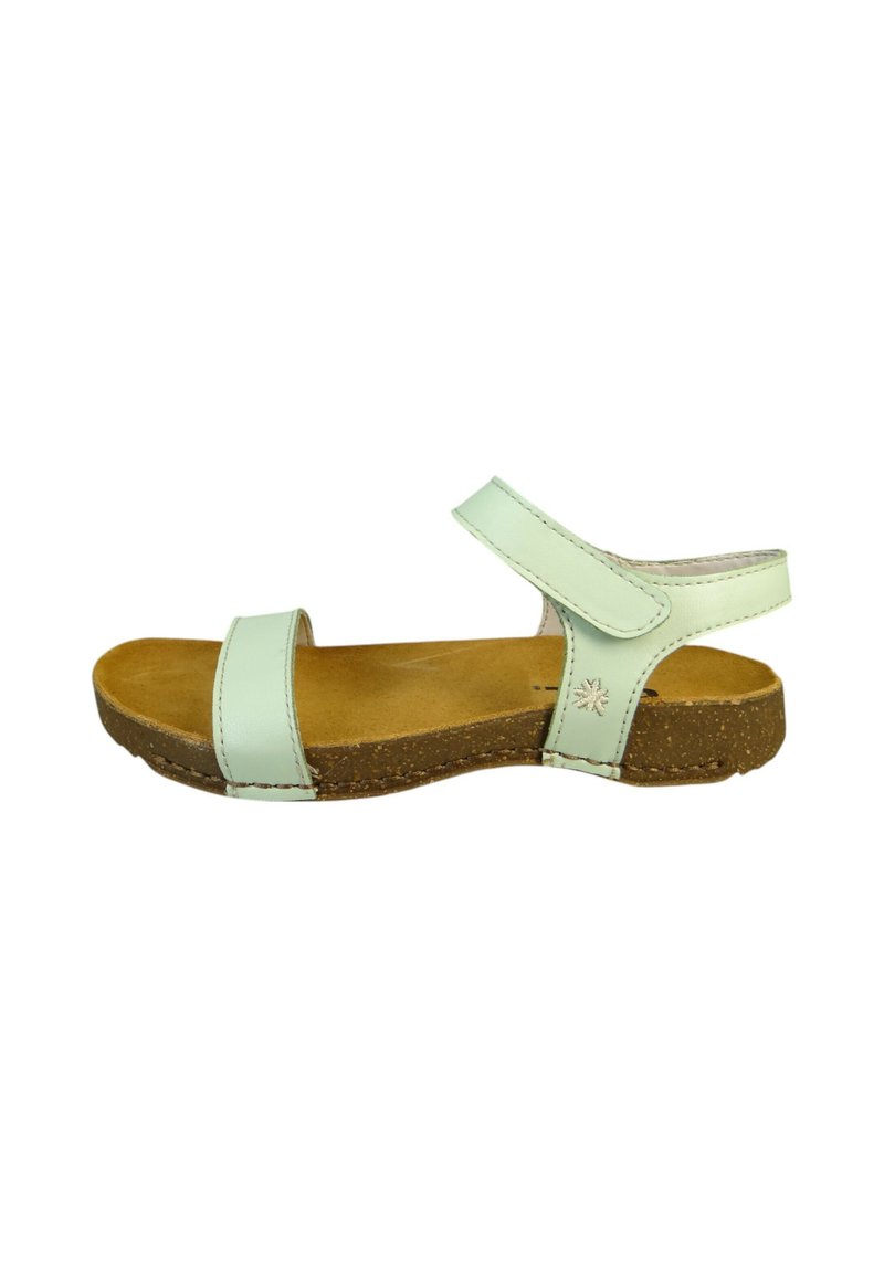 Sandal de cuero verde claro con dos correas, suela de corcho y plantilla texturizada. Correa ajustable en el tobillo con cierre de gancho y bucle.