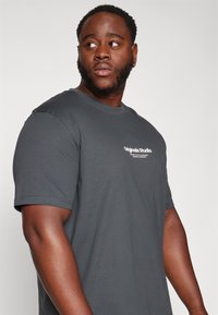 Jack & Jones JORVESTERBRO TEE CREW NECK - Nyomott mintás póló - forest river