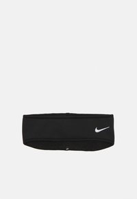 Juodas Nike headbandas, pagamintas iš minkštos medžiagos, priekyje su baltu logotipu ir tekstūruota vidine puse šilumai išlaikyti.