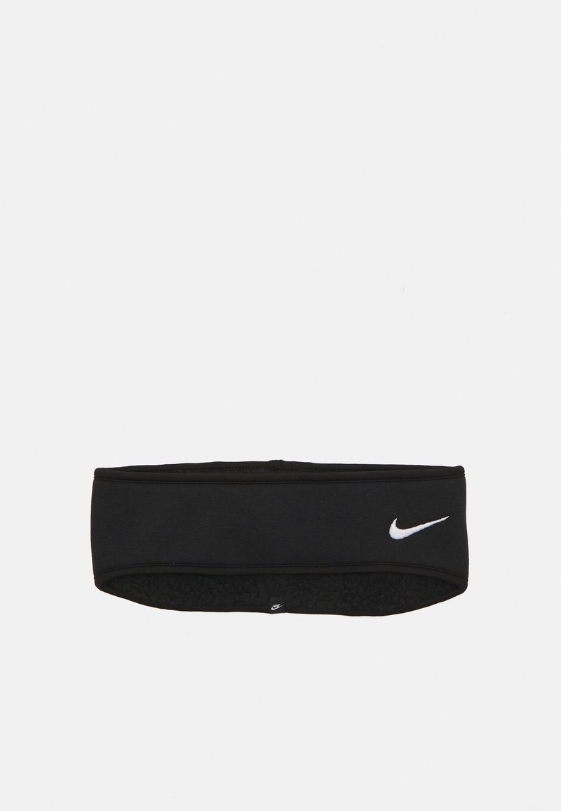 Juodas Nike headbandas, pagamintas iš minkštos medžiagos, priekyje su baltu logotipu ir tekstūruota vidine puse šilumai išlaikyti.