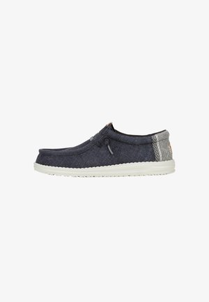Schlüpfschuhe mit einem Obermaterial aus dunkelblauem Stoff, hellgrauem Rückenteil, weißer Gummisohle und akzentuierten Nähten. Runde Zehenform und keine sichtbaren Verschlüsse.