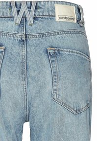 Hellblaue Jeans aus Denim mit hohem Bund und 'W'-Logo, zwei Gesäßtaschen und dezenter ausgebleichter Textur. Das Markenlabel lautet "wunder[werk]."