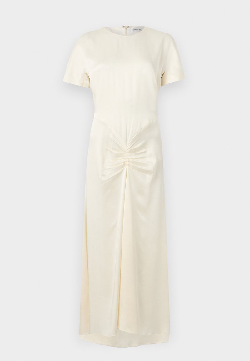 Robe midi en satin écru avec manches courtes, col rond et détails froncés à la taille devant, présentée sur un fond uni.