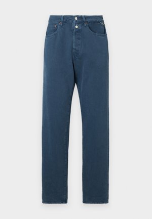 Blaue Jeans mit geradem Schnitt, hoher Taille, zwei Fronttaschen und einem Knopfverschluss. Der Stoff wirkt glatt und ungeschmückt.