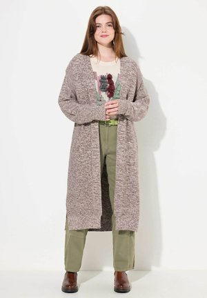 Lange, open voorkant cardigan in een gesprenkeld bruin breisel, met geribbelde manchetten en een relaxte pasvorm, gecombineerd met een graphic t-shirt en olijfgroene broek.