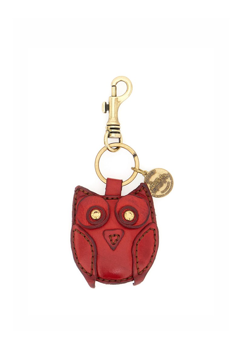 Portachiavi a forma di gufo in pelle rossa con dettagli dorati, caratterizzato da occhi prominenti e un design cucito, attaccato a una clip e un anello in ottone.