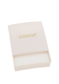Caja rectangular blanca con una parte superior curva, que presenta la palabra "amor" en letras doradas en la parte frontal. El interior está vacío y forrado con un material suave.