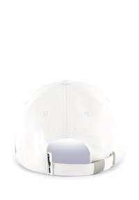 Witte baseballpet met een gestructureerde kroon, stoffen textuur, verstelbare strap aan de achterkant en gestikte ventilatiegaten aan de zijkanten.