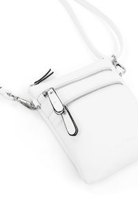 Borsa a tracolla in pelle bianca con due tasche con zip, hardware in argento e dettagli in zip neri. Texture liscia con un design minimalista.