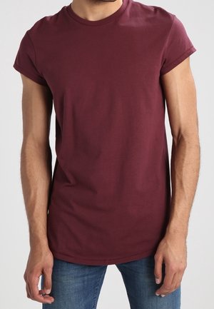 T-shirt en coton bordeaux à manches courtes, col rond et coupe droite. Le tissu semble lisse sans motifs ni accents visibles.