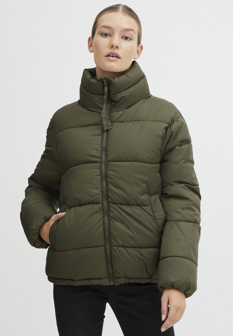 Maslinasto zelena puffer jakna s visokim ovratnikom, zatvaranjem na zip i kviltanim uzorkom. Ima opuštenu siluetu i skrivene bočne džepove.