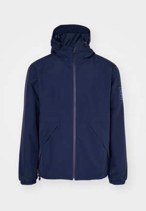 Merijalan vedenkestävä takki hupulla, jossa on edessä vetoketju, joustavat hihansuut, kaksi sivutaskua ja logo-patch vasemmassa hihassa.