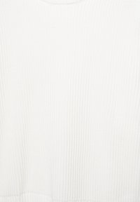 Weißer gerippter Strickstoff mit einer sanften Textur, der über einen runden Ausschnitt und ein nahtloses Design verfügt, was eine glatte, kontinuierliche Erscheinung schafft.