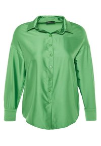 Grön satinskjorta med krage, knappknäppning fram och långa ärmar. Har en slät yta och avslappnad passform.