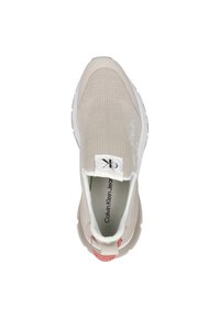 Béžové pletené slip-on tenisky s bílým logem, kulatou špičkou, polstrovaným límcem a gumovou podrážkou; obsahují červený akcent na patě.