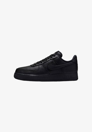 Schwarzer Nike Air Force 1 Sneaker in Low-Top-Design mit perforiertem Leder, Schnürung vorne und dicker Gummisohle, seitlich auf weißem Hintergrund abgebildet.