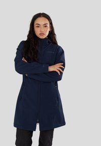 Granatowa kurtka softshell z kapturem, pełnym zamkiem błyskawicznym i dwoma bocznymi kieszeniami. Charakteryzuje się elegancką, gładką fakturą oraz lekko dopasowanym krojem.