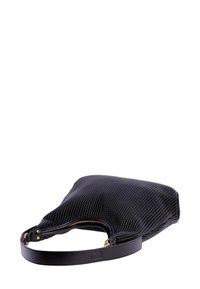 Bolso negro texturizado con una correa de cuero suave, que presenta un cierre con cremallera y una forma redondeada y aerodinámica.