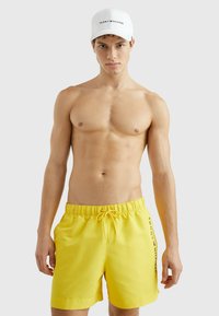 Tommy Hilfiger MEDIUM DRAWSTRING  - Shorts da mare - vivid yellow