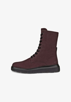 Bordauxfarbene Schnürstiefeletten aus glattem Wildleder mit abgerundeter Spitze und einer schwarzen Gummisohle, die über ein strukturiertes Profil für besseren Grip verfügt.